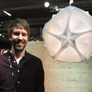 Billede fra Messecenter Herning i august 2021. Første gang den store Nordstjernen var udstillet. Ø= 45 cm. Den store model egner si godt I store rum med højt til loftet. Folderen og stifter af Holstein Folds ses her.